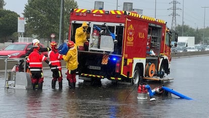 Intervención de los bomberos en una carretera de la Comunidad de Madrid, este jueves.