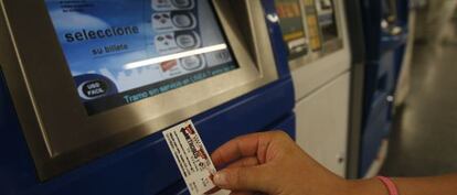 Una joven saca un metrobús en la estación del metro de Sáinz de Baranda. 