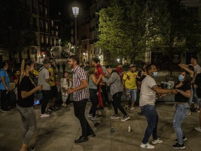 Un grupo de jóvenes celebran el fin del estado de alarma, en la madrugada del domingo en Madrid.