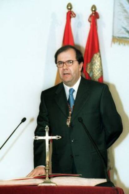 Fotografía de archivo del presidente de la Junta de Castilla y León, Juan Vicente Herrera, durante el acto de su toma de posesión, celebrado el 19 de marzo de 2001 en el Monasterio de Nuestra Señora de Prado. EFE/Archivo