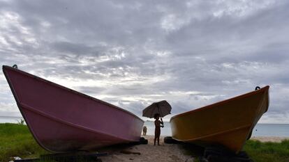 Un niño sostiene un paraguas roto frente al lago de Funafuti (Tuvalu) durante la semana en que se inauguró la 50º edición del Foro de las Islas del Pacífico para fomentar la cooperación entre los gobiernos de los 18 países de la Polinesia, en agosto de 2019