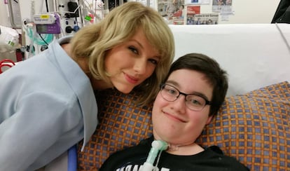 Taylor Swift en su visita al hospital infantile Lady Cliento.