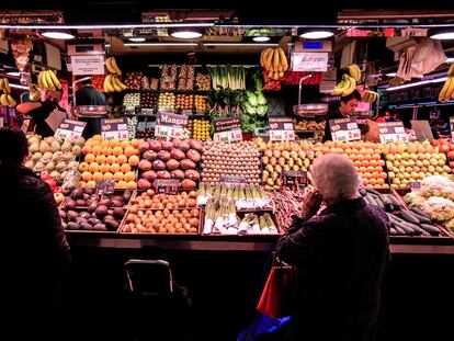 Puesto de frutas y verduras en un mercado de Madrid, el viernes.