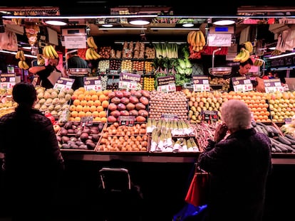 Dos mujeres compran fruta en el mercado de Ventas (Madrid), el día 14.