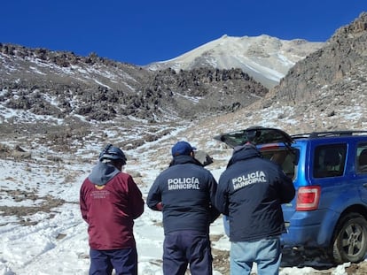 Policías municipales y personal de protección civil durante las labores de búsqueda.