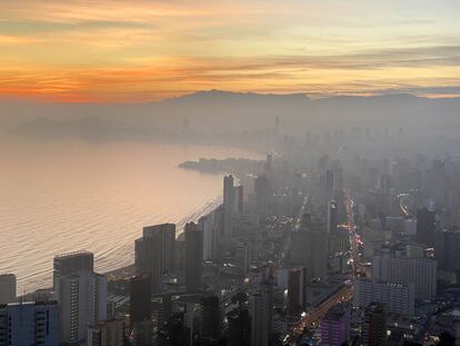 <i>Cuando aparece la niebla algunos atardeceres, es mi momento favorito en Benidorm.</i>