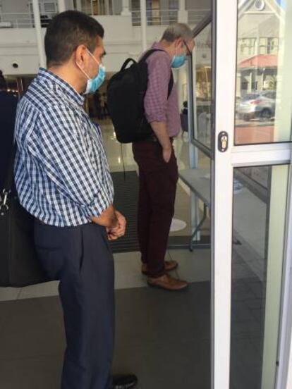 Los profesores Lessells y Moosa a la entrada del hospital, fotografiados por Oliveira.