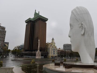 Imagen de la plaza de Colón, en Madrid, zona en la que muchos grandes despachos tienen su sede, durante el actual estado de alarma.