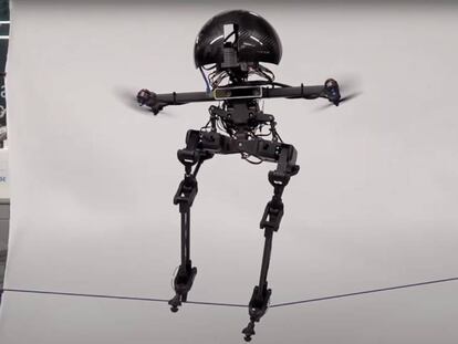 Este dron se transforma en un robot que puede caminar o montar en monopatín