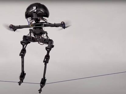 Este dron se transforma en un robot que puede caminar o montar en monopatín