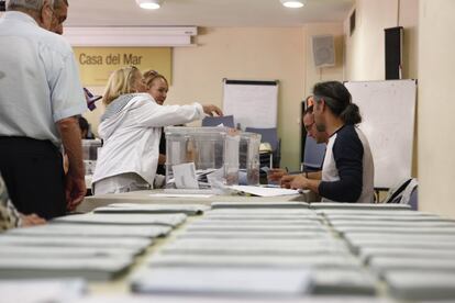 Votacions al col·legi electoral de la Casa del Mar de Tarragona.
