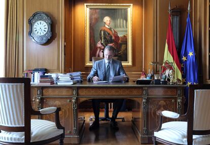 Felipe VI, en su despacho de la Zarzuela.