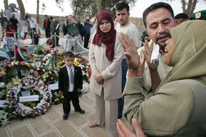 Una familia palestina, ante la tumba de Yasir Arafat, en la Mukata de Ramala.