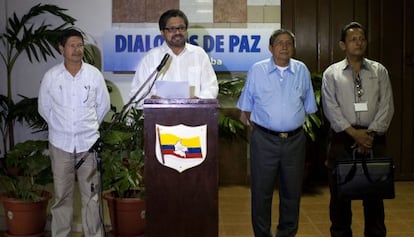 Ivan Marquez, el jefe negociador, con Jairo Martínez a su izquierda.