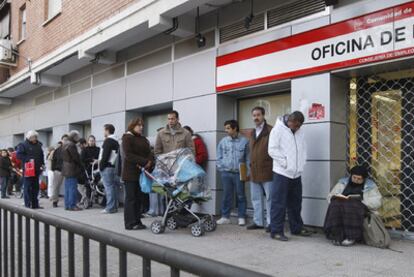 Parados haciendo cola ante una oficina de empleo de Madrid.