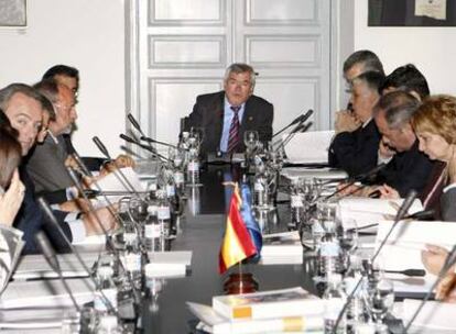 Reunión de la comisión ejecutiva de la Federación Española de Municipios y Provincias, presidida por Pedro Castro.