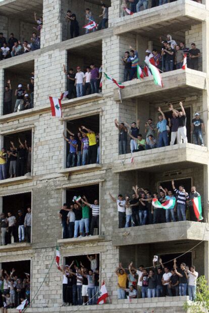 Decenas de libaneses saludan a Ahmadineyad a su paso por Beirut.
