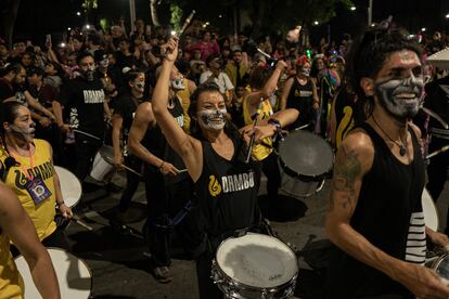 Al igual que la mayoría de los asistentes, las gigantescas figuras que desfilaron por el centro de la capital bailaban al ritmo de las batucadas que en todo momento acompañaron la procesión. En la imagen, uno de los grupos de batucada que participaron en el desfile de este domingo.