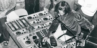 Simeon Coxe con su oscilador en 1968.