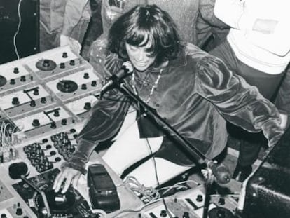 Simeon Coxe con su oscilador en 1968.