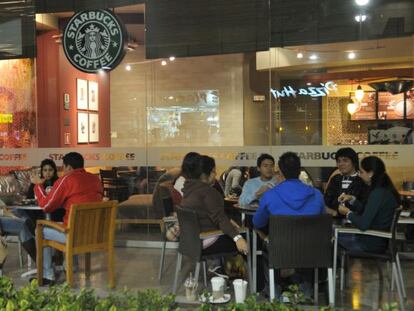 Local de Starbucks en el centro comercial Real Plaza de Trujillo. El auge del comercio minorista es una de las expresiones del progreso económico en las zonas urbanas de Perú.