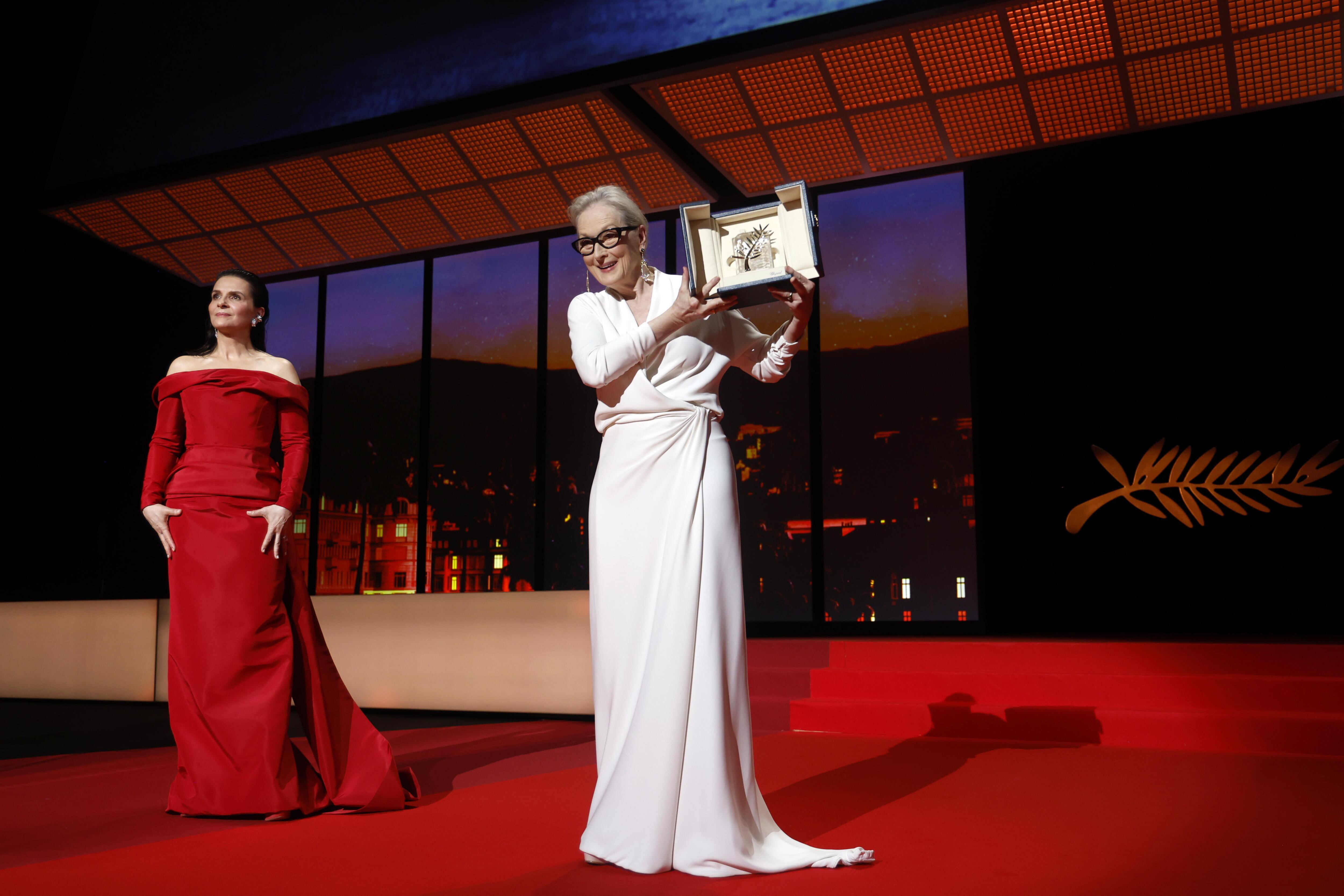 Meryl Streep recibe la Palma de Honor de manos de Juliette Binoche (izquierda) entre ovaciones y lágrimas, el 14 de mayo. 