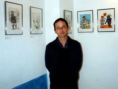 El exmanager de Johnston posa junto a los dibujos del artista.