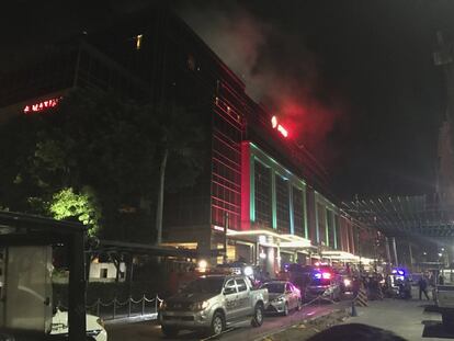 Varios hombres armados han abierto fuego este jueves en un complejo turístico en Manila, la capital de Filipinas, han informado los responsables del resort. En la imagen,fuerzas de seguridad filipinas rodean el complejo turíctico atacado.