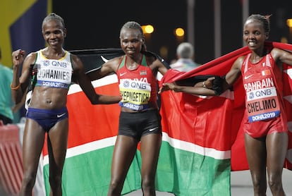 La ganadora del oro en el maratón de Doha, Ruth Chepngetich, flanqueada por Rose Chelimo (a la derecha) y Helalia Johannes.