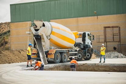 Trabajadores en Almería el 23 de julio.