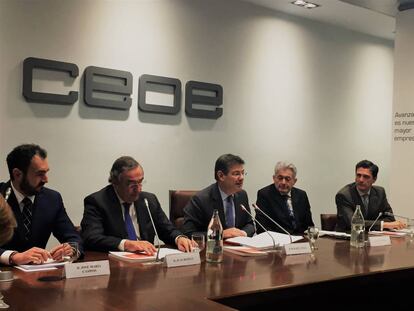 De izquierda a derecha: José María Campos (director de Legal de la CEOE), Joan Rosell (presidente de la CEOE), Rafael Catalá (ministro de Justicia), Valentín Pich (presidente del CGE) y Pascual Fernández (decano-presidente del CGE).