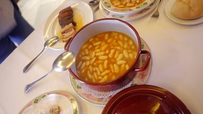 Vista del plato de fabada del restaurante La Consistorial, ganador del premio La Mejor Fabada del Mundo 2021 en Mieres, Asturias.