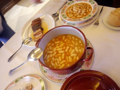 Fabada del restaurante La Consistorial, ganador del premio La Mejor Fabada del Mundo 2021, en Mieres, Asturias.