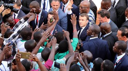 El presidente francés, Emmanuel Macron, (centro) después de su discurso en la Universidad de Uagadugú el pasado 28 de noviembre.