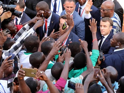 El presidente francés, Emmanuel Macron, (centro) después de su discurso en la Universidad de Uagadugú el pasado 28 de noviembre.