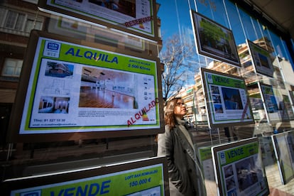 Carteles de viviendas en alquiler en Madrid.