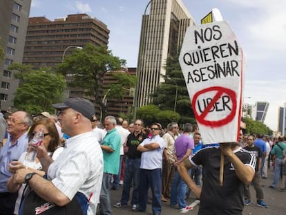 Protestas de taxistas en Madrid contra los servicios que ofrece Uber.