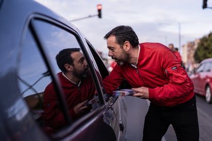 Carlos Fernando Galán entrega publicidad a los ciudadanos en el oriente de la ciudad.