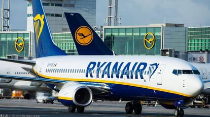 Un avió de Ryanair a l'aeroport de Frankfurt.