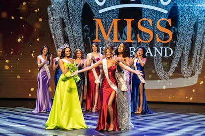 Rikkie Kolle es coronada como nueva Miss Universo Países Bajos. 