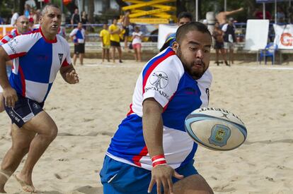 El torneo internacional de rugby playa de Santander lo han disputado 28 equipos, de los que nueve eran conjuntos extranjeros, que han representado en la arena a siete países. Entre los foráneos, los itialianos Isotpi 7s, que disputaron la final de la Copa de Madera y cayeron frente a los madrileños Wass; los ingleses Pistol Shrimps, que aprovecharon su estancia para conocer en profundidad la capital cántabra, o los belgas Black Star Charleroi.