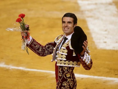 Emilio de Justo da la vuelta al ruedo tras cortar una oreja al tercer toro de la tarde.