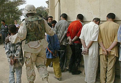 Iraquíes acusados de saqueo eran detenidos ayer en Bagdad por las fuerzas estadounidenses.