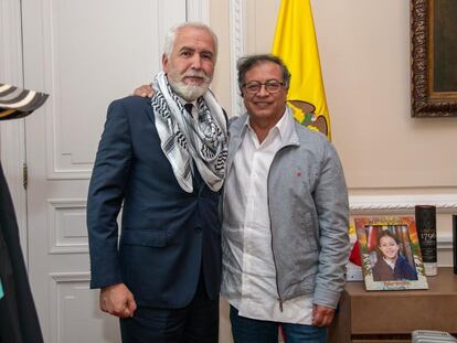 El embajador de Palestina en Colombia, Raouf Almalki, con Gustavo Petro, el 19 de octubre en Bogotá.