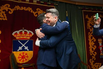 El nuevo alcalde de Maracena, Carlos Porcel (a la derecha), es felicitado por el ex-alcalde de Maracena Noel López, durante la toma posesión de su cargo al prosperar la moción de censura, este martes.
