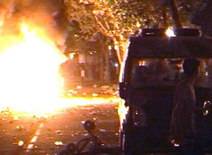 Una cámara de vídeo capta el momento en que un coche policial arde como consecuencia de los enfrentamientos que, durante más de tres horas, mantuvieron la pasada madrugada grupos de jóvenes y agentes de las Fuerzas de Seguridad en pozuelo de Alarcón (Madrid).