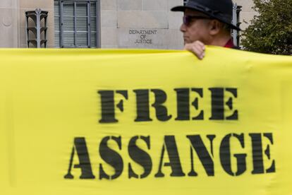 Manifestantes a favor de Julian Assange