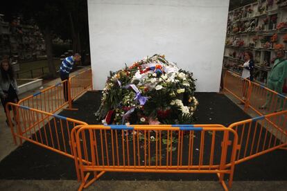 Curiosos y seguidores se acercan a la tumba de Paco de Lucía cubierta de flores tras el entierro en el antiguo cementerio de Algeciras," una ciudad de 120.000 habitantes, consiguió organizar un homenaje sencillo y sentido, a la altura del hombre y del artista". Miguel Mora, El País.