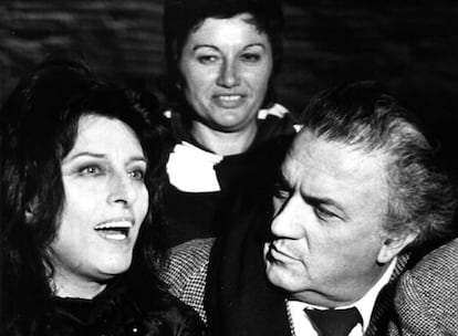 La actriz italiana Anna Magnani rueda en Roma bajo las órdenes de Federico Fellini. En la imagen aparecen ambos.