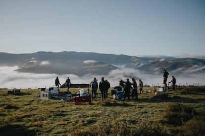 El equipo de producción de 'Segunda Muerte' en el pico de un cerro del Valle del Miera.
